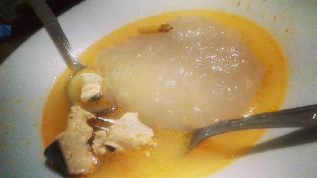 Cháo Papeda sẽ được ăn kèm cùng với các loại súp cá như cá thu, cá ngừ... Súp phải được nấu đậm đà, thường thì người ta sẽ cho thêm nghệ và các gia vị địa phương vào để tăng thêm mùi vị.