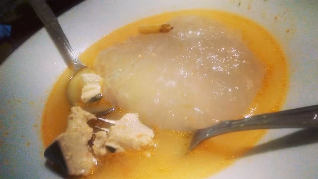 Cháo Papeda sẽ được ăn kèm cùng với các loại súp cá như cá thu, cá ngừ... Súp phải được nấu đậm đà, thường thì người ta sẽ cho thêm nghệ và các gia vị địa phương vào để tăng thêm mùi vị.