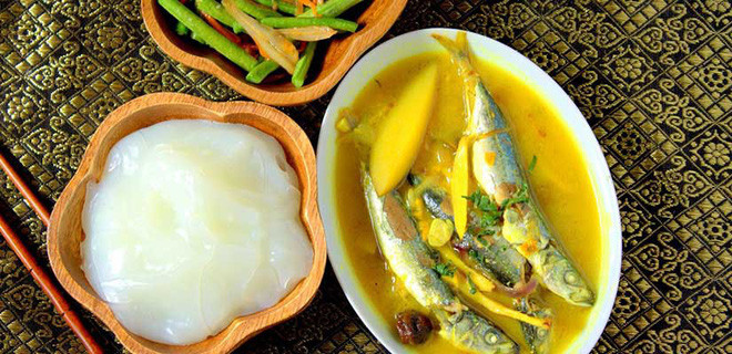 Cháo Papeda đôi khi cũng được ăn kèm với khoai lang hoặc sắn luộc.