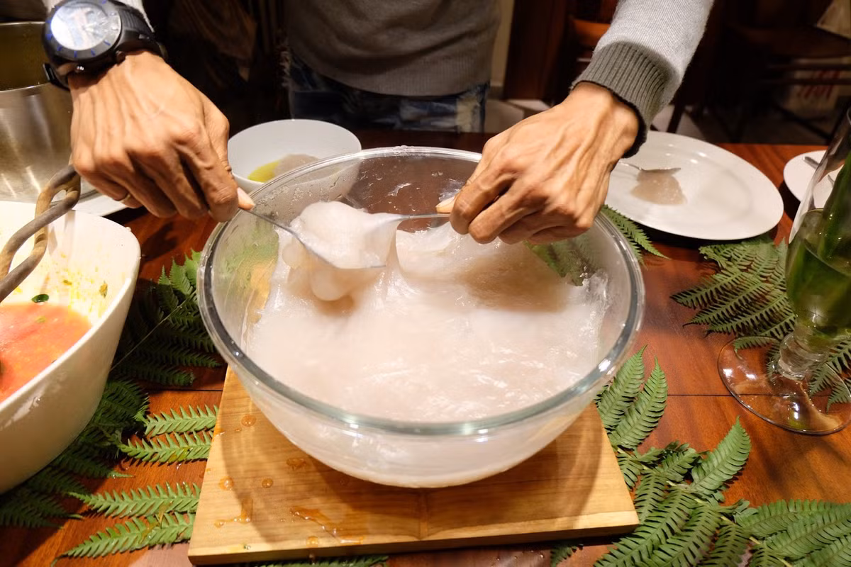 Phần cháo chín có màu trắng trong, sánh mịn trông rất lạ mắt.