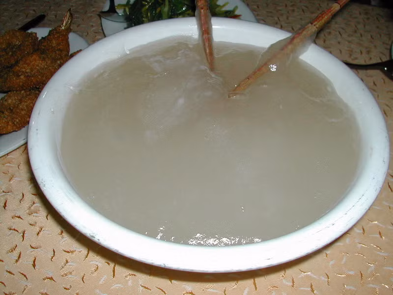 Bạn sẽ dùng hai tay lấy cháo lên rồi xoắn thành nhiều vòng để tách chúng ra giống như kéo kẹo kéo. Tùy thuộc độ dính của món mà đòi hỏi người ăn phải khéo léo và kiên nhẫn.