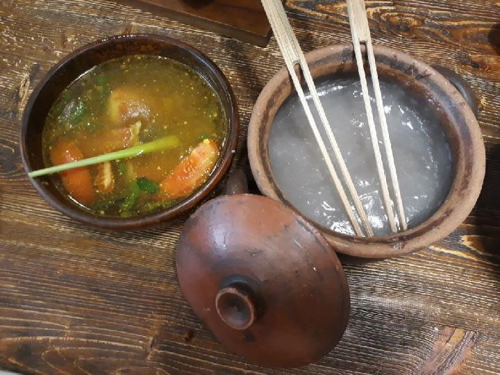 Người Moluccans và Papuans chế biến tinh bột sago bằng cách chặt thân cây cọ sago, bổ đôi và cạo các phần bên trong mềm của thân cây, lấy cả phần ruột rồi xay thành bột thô.