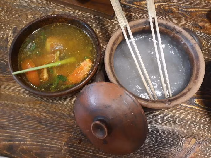 Người Moluccans và Papuans chế biến tinh bột sago bằng cách chặt thân cây cọ sago, bổ đôi và cạo các phần bên trong mềm của thân cây, lấy cả phần ruột rồi xay thành bột thô.