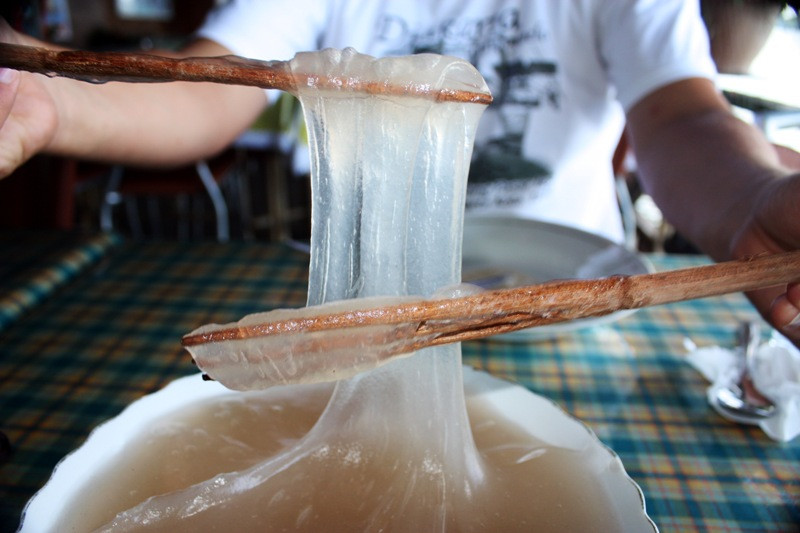 Bột này sau đó được trộn với nước và vắt để lọc lấy tinh bột.