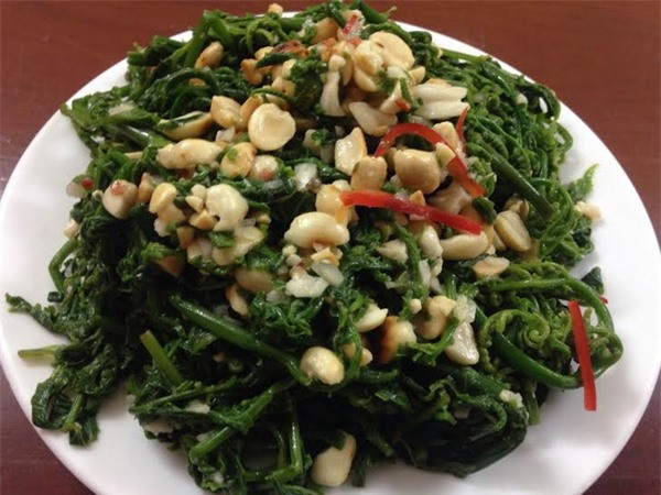 Nộm rau dớn: Rau dớn là một loại rau không thể thiếu trong bữa ăn của mỗi gia đình người Thái ở đây. Rau dớn sau khi được phơi héo một chút sẽ được trộn với các nguyện liệu cơ bản như rau thơm, ớt gừng hành tỏi, lạc rang. Rau sau khi thấm gia vị sẽ có vị bùi bùi lạ miệng.