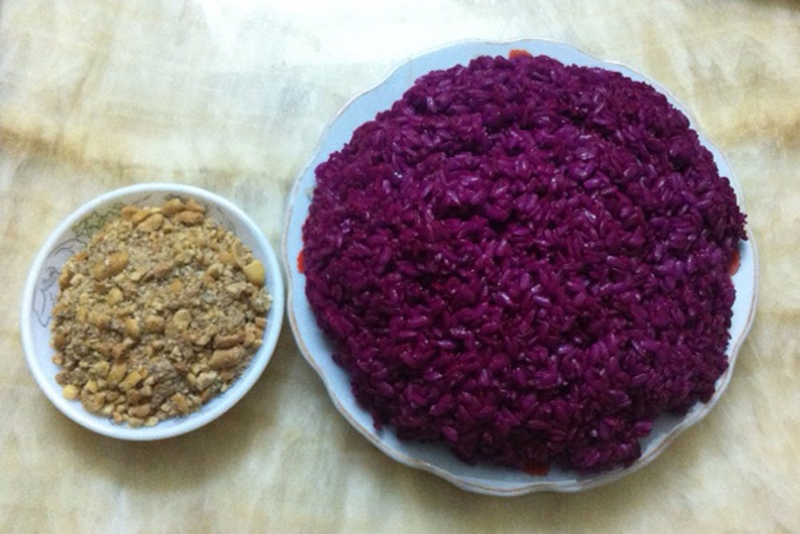 Xôi tím: Màu tím đặc trưng của món xôi được nhuộm bằng một loại cây có tên là khấu cắm. Cũng là thứ nếp hương thơm dẻo đặc trưng của núi rừng Tây Bắc nhưng qua bàn tay khéo léo của người phụ nữ nơi đây, từ những nguyên liệu thân thuộc trong phút chốc trở thành một món ăn hấp dẫn. Ảnh: Internet.