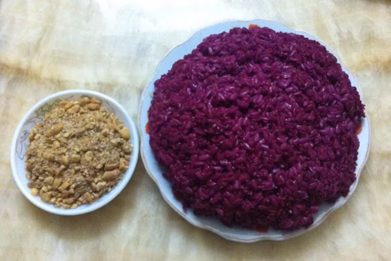 Xôi tím: Màu tím đặc trưng của món xôi được nhuộm bằng một loại cây có tên là khấu cắm. Cũng là thứ nếp hương thơm dẻo đặc trưng của núi rừng Tây Bắc nhưng qua bàn tay khéo léo của người phụ nữ nơi đây, từ những nguyên liệu thân thuộc trong phút chốc trở thành một món ăn hấp dẫn. Ảnh: Internet.