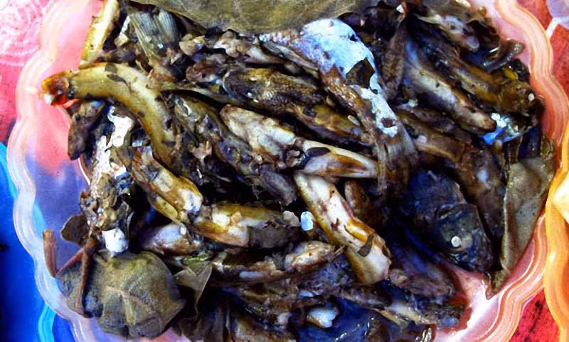 Cá bống vùi gio: Cá bống vùi gio là đặc sản dân dã mà chỉ có riêng ở vùng Lai Châu. Cá bống để làm ra món ăn thường được bắt ở suối Tùng Lâm, được ướp các gia vị đặc biệt của núi rừng Mường So rồi vùi trong tro nóng cho tới khi chín.