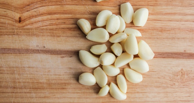 Tỏi là một trong những loại thuốc kháng sinh tự nhiên tốt nhất. Tỏi cũng giúp cân bằng cholesterol, cải thiện lưu thông máu và tăng huyết áp, đồng thời giúp giảm nguy cơ mắc ung thư.