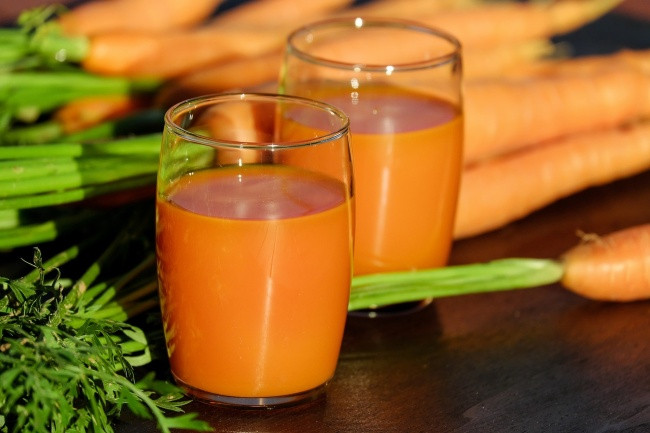 Cà rốt giúp cải thiện thị lực nhờ có chứa chất beta-carotene - một loại chất mà cơ thể chuyển hóa thành vitamin A. Cà rốt cũng làm chậm quá trình lão hóa của làn da.