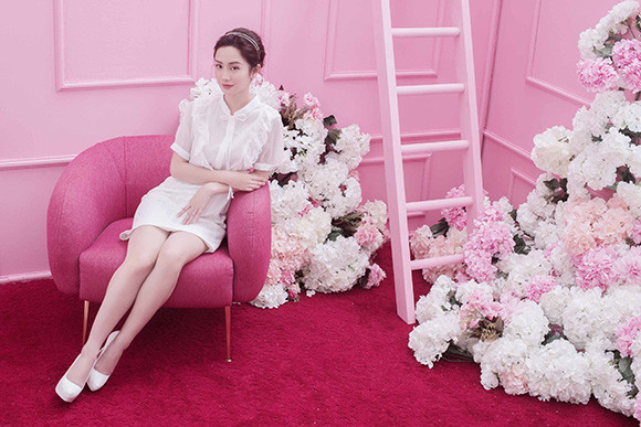 Cô diện váy trắng phối với giày trắng đẹp tinh khôi.