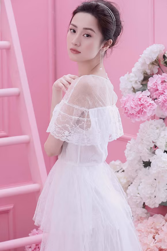 Cô nàng đẹp tinh khôi trong chiếc váy trắng.