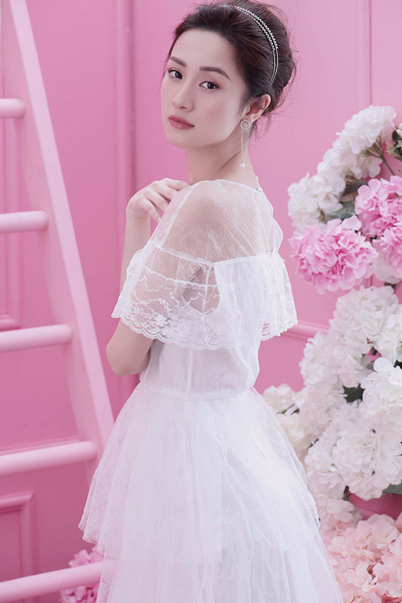 Cô nàng đẹp tinh khôi trong chiếc váy trắng.