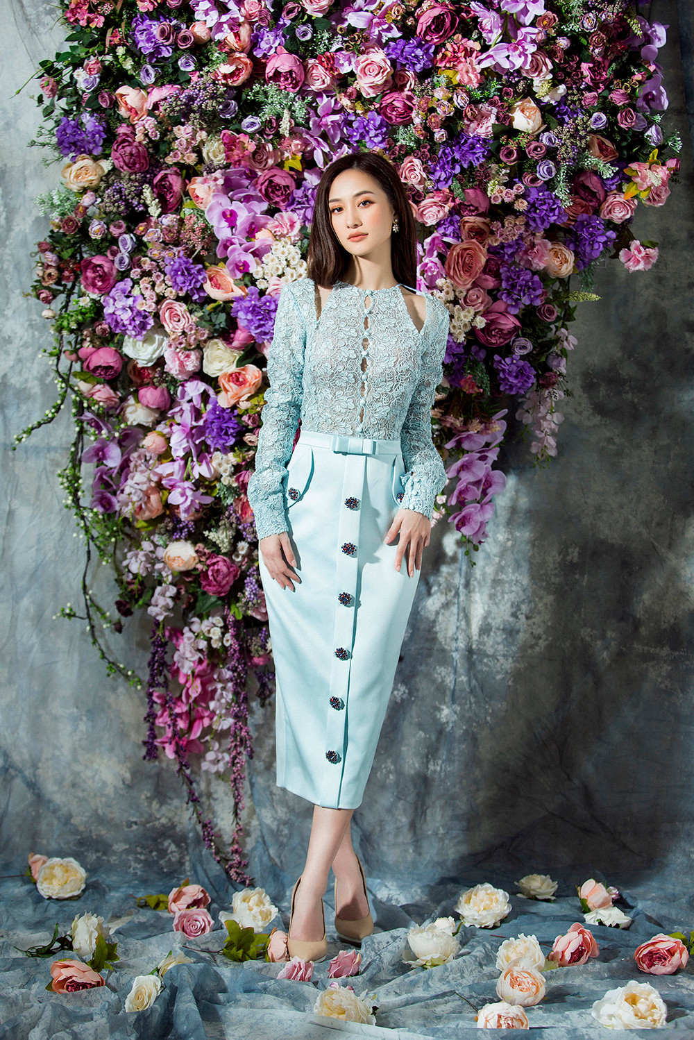 Cô nàng khoe được vóng dáng thanh mảnh với chiếc váy ren xanh ngọc.