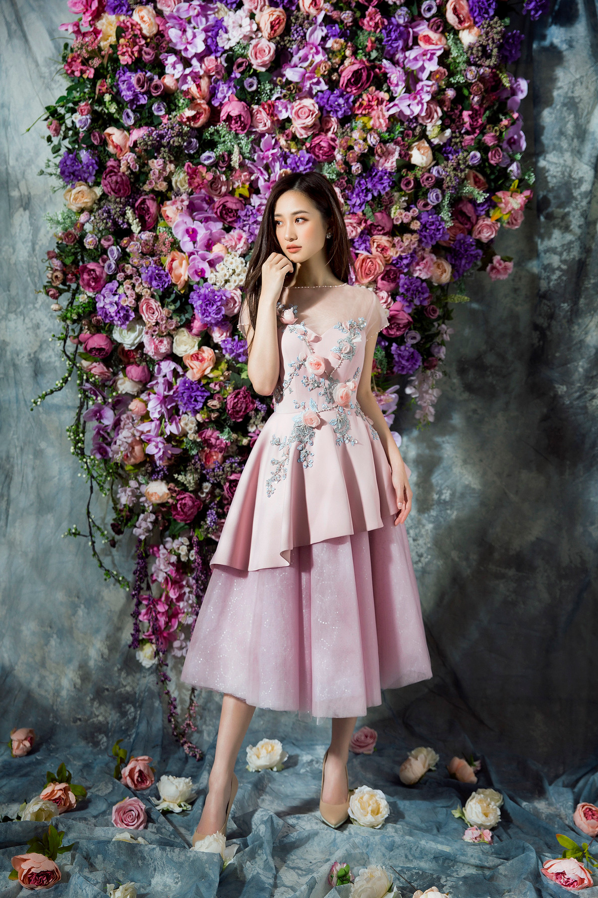 Jun Vũ trở nên nữ tính và nền nã trong chiếc váy hồng mộng mơ.