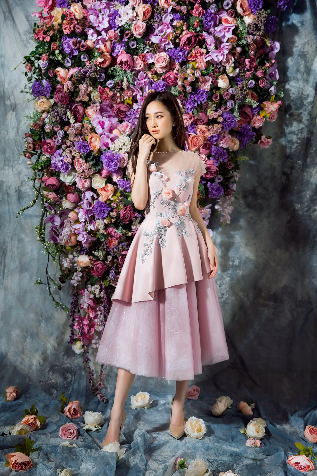 Jun Vũ trở nên nữ tính và nền nã trong chiếc váy hồng mộng mơ.