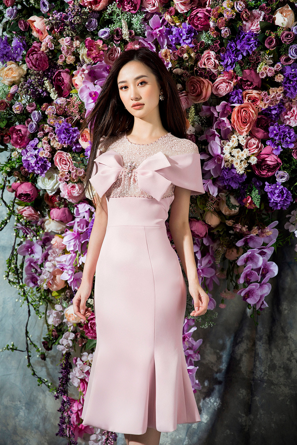 Chiếc váy hồng pastel có phần cổ cách điệu khiến người đẹp sinh năm 1995 thêm phần thanh lịch, nữ tính.