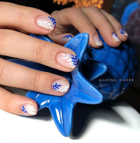 Nhành lá trắng và lá xanh đan xen tạo nên nét phá cách cho móng tay.