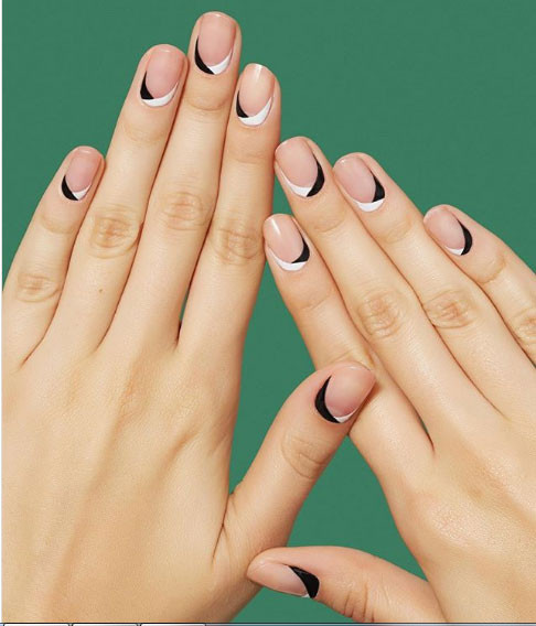 Còn mẫu này lại nhấn ở dưới chân móng.