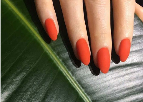 Móng màu lì (matte) tôn lên làn da trắng hồng của bạn.