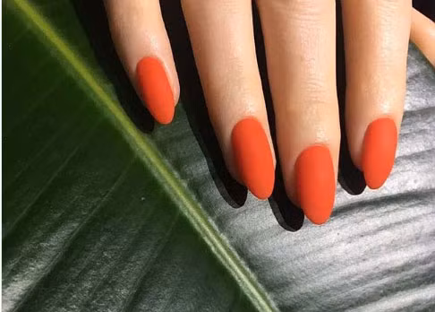 Móng màu lì (matte) tôn lên làn da trắng hồng của bạn.