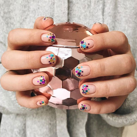 Móng tay đính đá đơn giản mà vẫn nổi bật.