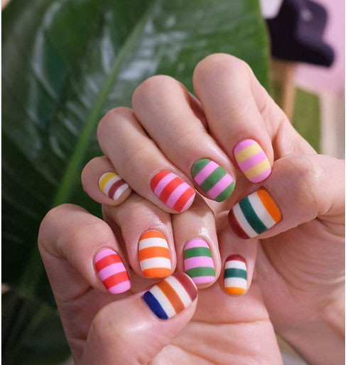 Nail đa sắc màu giúp các nàng nổi bật mọi lúc.