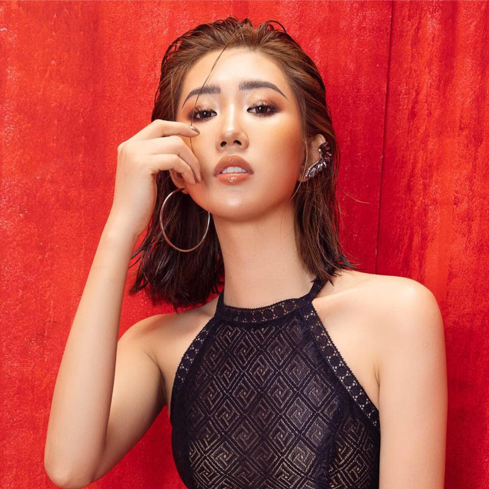 Chiếc áo yếm tôn lên vòng một đầy đặn của nữ diễn viên.