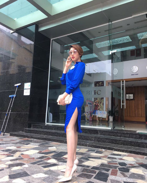 Cô nàng khoe đôi chân dài miên man trong chiếc váy xanh xẻ bạo.