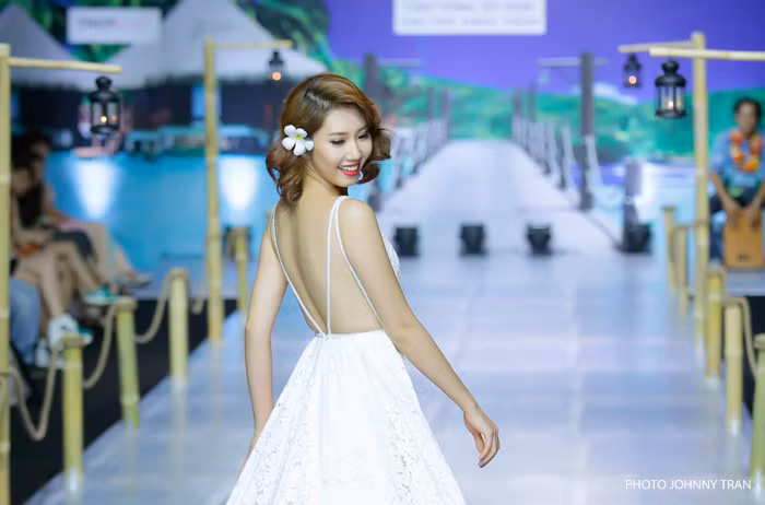 Trong phim, Thúy Ngân là một cô nàng vô cùng đanh đá với tính cách cực kỳ khó chịu vì được nuông chiều và sống trong nhung lụa từ nhỏ, sự ngang bướng không coi ai ra gì khiến vai diễn của cô bị ghét cay ghét đắng. Vẫn là một cô nàng xinh đẹp và sành điệu chẳng kém trong phim nhưng ngoài đời diễn viên Thúy Ngân có gu thời trang cực gợi cảm, quyến rũ.