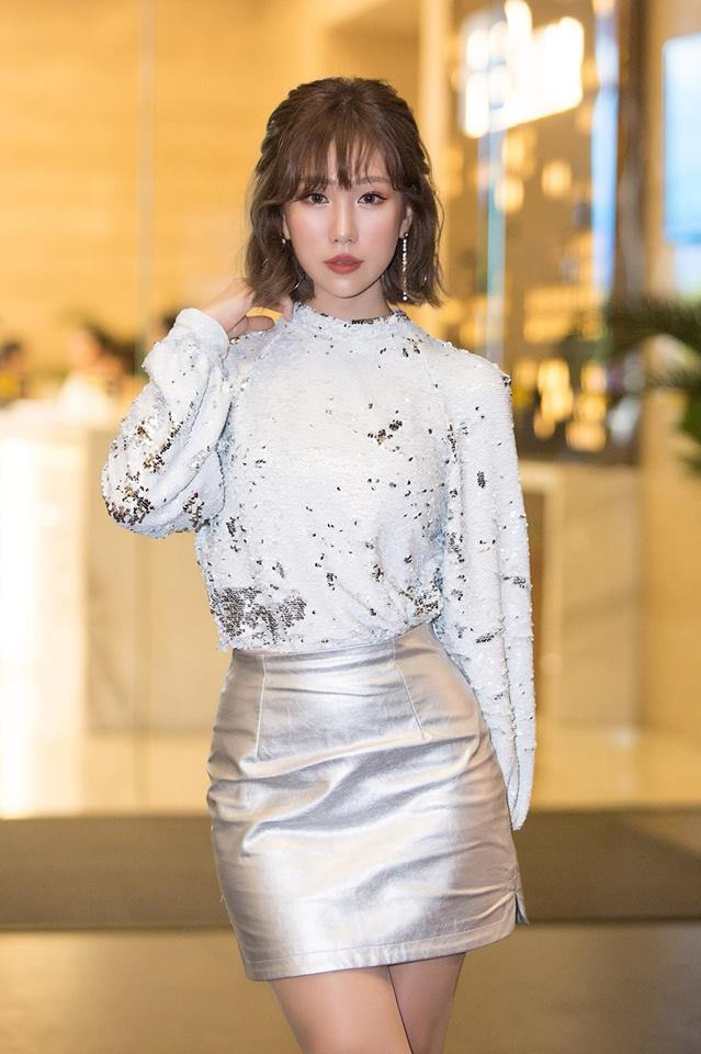 Nhìn hình ảnh mới đây nhất của Min, người hâm mộ có thể dễ dàng nhận ra vẻ khác lạ của cô ấy. Điều này dấy lên tin đồn cô đã đụng " dao kéo".