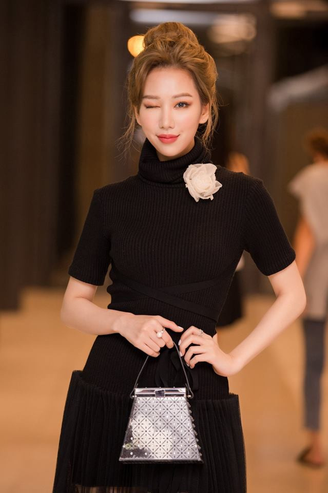 Cùng với việc chỉnh sửa nhan sắc, cô cũng thay đổi phong cách thời trang, từ cá tính trở nên nền nã, dịu dàng hơn, khiến nhiều người hâm mộ vô cùng bất ngờ.