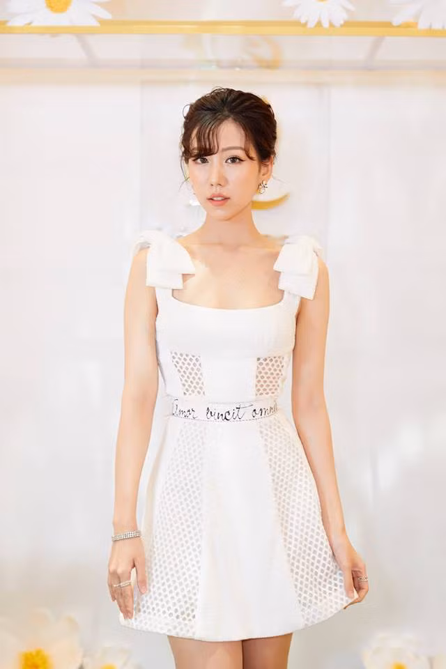 Lúc chưa đụng "dao kéo", cô đã khá xinh đẹp và khuôn mặt có những đường nét sắc sảo.