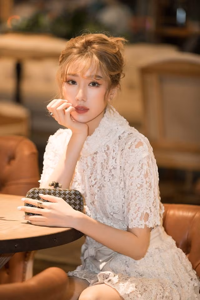 Khuôn mặt của Min đã trở nên gọn nhỏ, môi căng mọng, cằm chuẩn V-line và mũi cũng thon hơn hẳn.