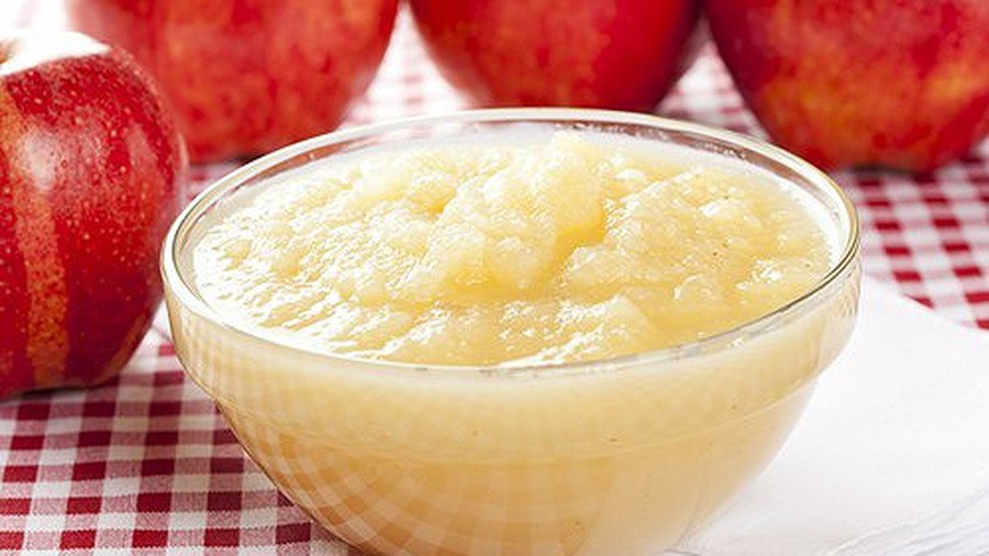 Mặt nạ táo: Táo cung cấp độ ẩm cho da, giúp da mịn màng trong những ngày thời tiết hanh khô của mùa đông. Chỉ cần xay nhuyễn táo rồi trộn với sữa và mật ong theo tỉ lệ 1:1:1 để tạo thành hỗn hợp sền sệt. Sau đó, thoa đều hỗn hợp lên da, thư giãn 15 phút và kết thúc quá trình bằng cách rửa mặt lại với nước.