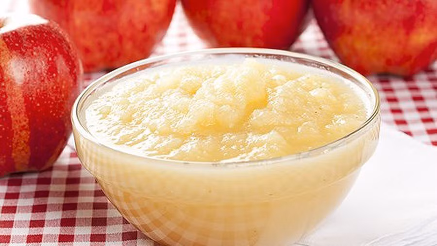 Mặt nạ táo: Táo cung cấp độ ẩm cho da, giúp da mịn màng trong những ngày thời tiết hanh khô của mùa đông. Chỉ cần xay nhuyễn táo rồi trộn với sữa và mật ong theo tỉ lệ 1:1:1 để tạo thành hỗn hợp sền sệt. Sau đó, thoa đều hỗn hợp lên da, thư giãn 15 phút và kết thúc quá trình bằng cách rửa mặt lại với nước.