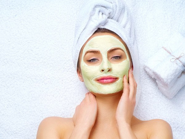 Mùa đông là khắc tinh của làn da. Thời tiết hanh khô, giá lạnh của mùa đông luôn khiến da bị nứt nẻ và phát sinh nhiều vấn đề. Do đó, bên cạnh việc bôi kem dưỡng ẩm thì chúng ta cũng cần áp dụng các loại mặt nạ thiên nhiên trong mùa đông.