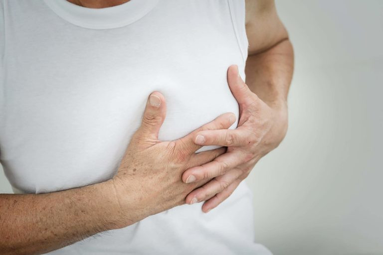 Đau ngực trong khi tập thể dục: Các vấn đề về chuyển hóa liên quan đến tiền tiểu đường như huyết áp cao làm bạn có nguy cơ cao hơn về các vấn đề như đau ngực hoặc thiếu máu cục bộ, đặc biệt là khi tập thể dục.