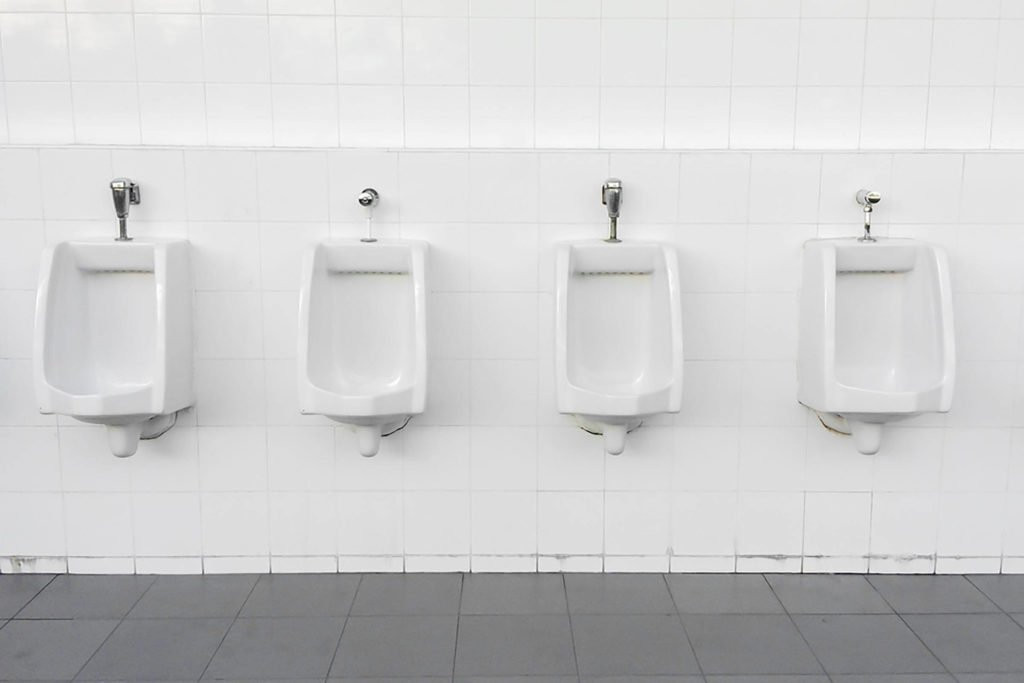 Thường xuyên đi tiểu là một dấu hiệu tiểu đường mà ít người nghĩ đến. Tuy nhiên, thường xuyên đi tiểu cũng có thể là vấn đề ở tuyến tiền liệt. Do đó bạn nên thực hiện các bài kiểm tra y tế để biết chính xác bệnh tình của mình.