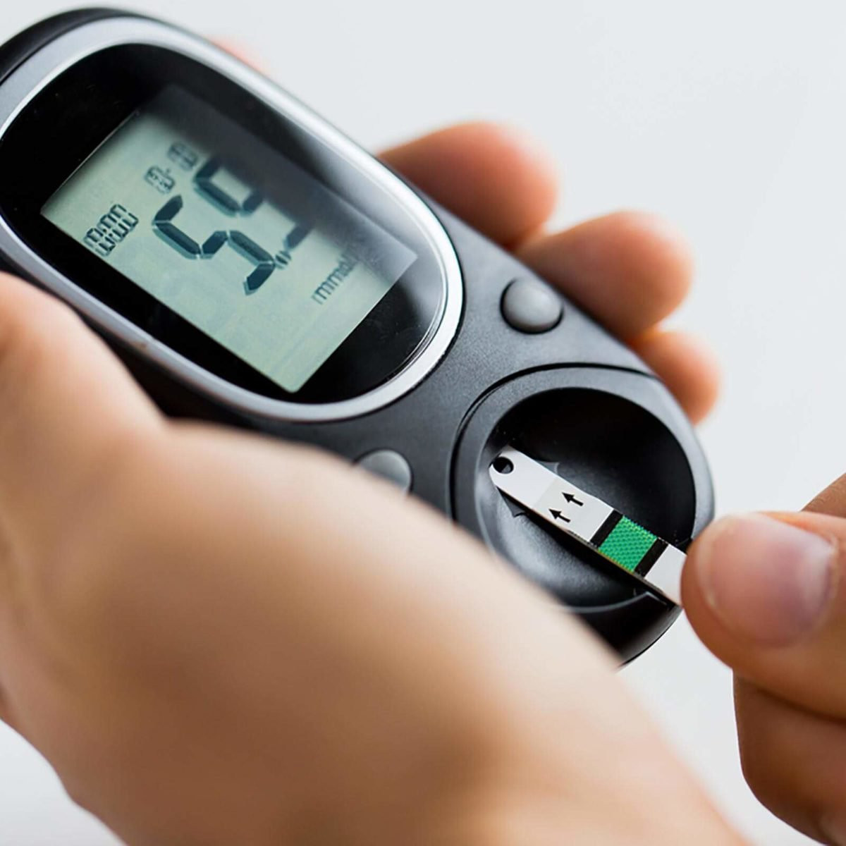 Giảm nguy cơ mắc bệnh tiểu đường tuýp 2: Không chỉ tốt cho sức khỏe tim mạch, ăn nhiều chất xơ có thể làm giảm nguy cơ mắc bệnh tiểu đường tuýp 2. Khi bổ sung chất xơ vào chế độ ăn hàng ngày, cơ thể sẽ hấp thu nhanh vì đường bị phá vỡ nhanh hơn giúp kiểm soát tốt hơn lượng đường trong máu.