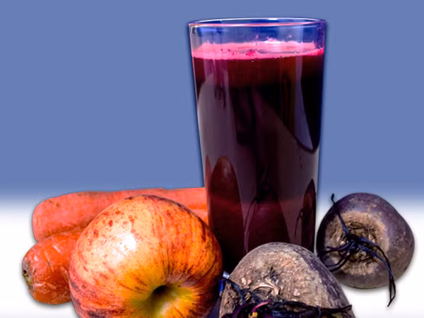 Nước ép táo, củ cải đường và cà rốt: Cà rốt có chứa beta carotin chuyển hóa thành vitamin A sau khi được hấp thụ vào cơ thể, giúp mắt sáng. Củ cải đường chứa lutein và zeaxanthin hỗ trợ sức khỏe điểm vàng và võng mạc; táo giàu flavonoid giúp nâng cao thị lực.