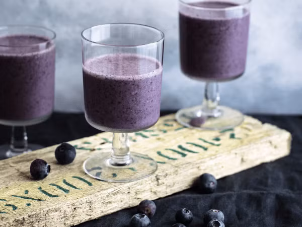 Nước ép việt quất: Các nghiên cứu cũng cho thấy, việt quất không chỉ tăng cường thị lực mà còn hỗ trợ chống lại bệnh Alzheimer, tăng khả năng học hỏi và cải thiện trí nhớ.