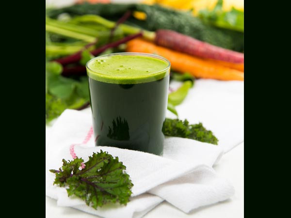 Nước ép rau chân vịt, cải xoăn và bông cải xanh: Đây là những loại rau xanh giàu các chất chống oxy hóa như lutein và zeaxanthin tốt cho thị lực.