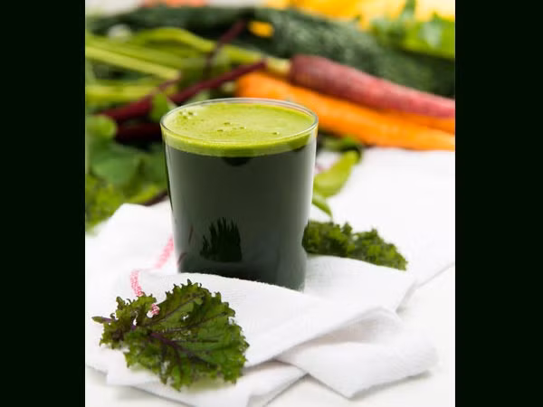 Nước ép rau chân vịt, cải xoăn và bông cải xanh: Đây là những loại rau xanh giàu các chất chống oxy hóa như lutein và zeaxanthin tốt cho thị lực.