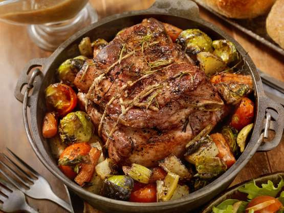 Thịt bò nướng (Anh/Úc): Món ăn này thường được chế biến bằng cách nướng một miếng thịt bò lớn, sau đó đem nấu hoặc hấp cùng với chút hành tây, cà rốt, nấm nút, tỏi, húng tây tươi và hương thảo để tăng hương vị.