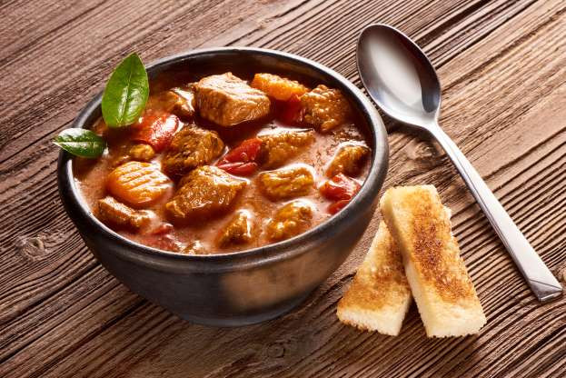 Goulash (Hungary): Món ăn này được chế biến từ thịt, mì và rau. Nó được ướp với ớt bột và ăn kèm với khoai tây, bánh bao và bánh mì.