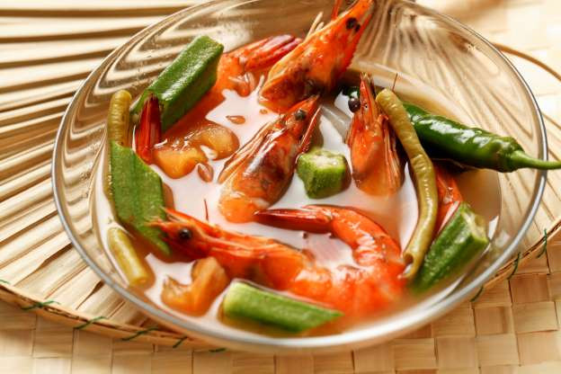 Sinigang (Philippines): Món súp Philippines này đặc trưng bởi vị chua. Nó được nấu bằng cách luộc thịt hoặc hải sản và thêm vị chua như me. Các loại trái cây như ổi, xoài xanh và dứa cũng có thể được sử dụng.