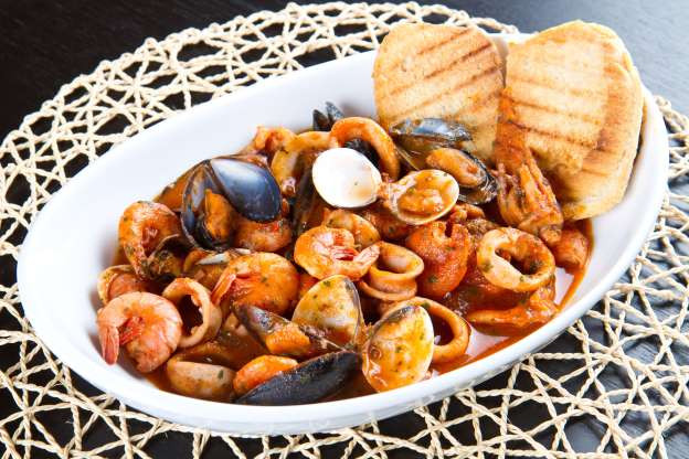 Hải sản hầm (Úc): M ón ăn mùa đông hấp dẫn này có công thức kết hợp cá tươi, tôm, ngao với ớt bột xông khói nóng. Món hầm hải sản phong phú này thường ăn kèm với bánh mì tươi, trở thành một bữa tiệc tuyệt vời.
