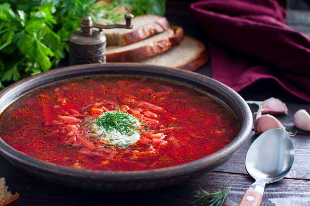 Borshch (Ukraine): Đây là một món súp củ cải đường nấu với xương, rau xào, thịt và kem chua.