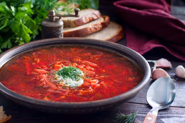 Borshch (Ukraine): Đây là một món súp củ cải đường nấu với xương, rau xào, thịt và kem chua.